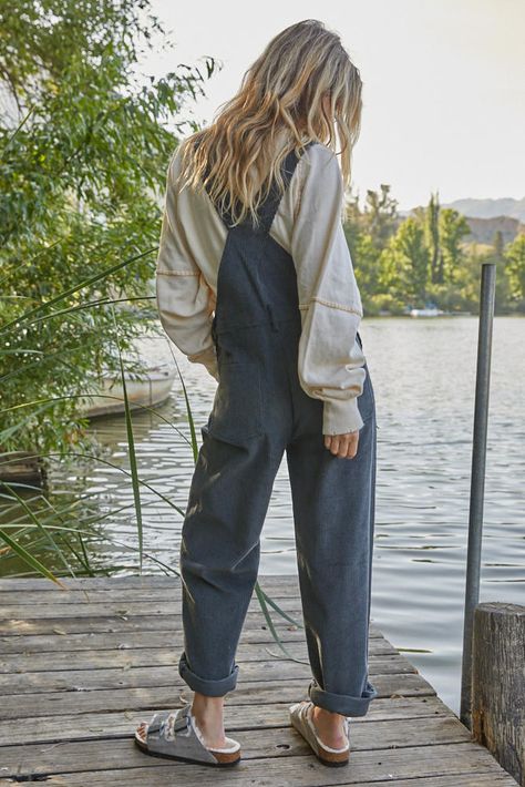 Good Vibe Outfits, Hailey Whitters Style, Overalls Outfit Sweatshirt, Overalls Tank Top Outfit, Cute Outfits For 23 Year Old, Canvas Overalls Outfit, Natural Fashion Aesthetic, Overalls And Sweatshirt, Dressy Professional Outfits