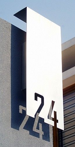 Detail Arsitektur, Desain Furnitur Modern, Exterior Signage, Business Signage, Desain Signage, Hus Inspiration, Design Exterior, Wayfinding Signage, घर की सजावट