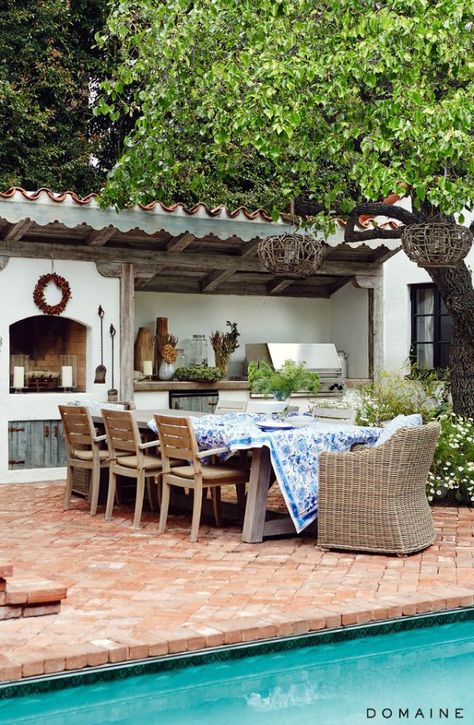 Spanish Porch, Backyard Dining Area, Spanish Courtyard, Backyard Dining, Poolside Dining, Outdoor Kitchen Design Layout, Spanish Style Home, Casas Coloniales, Hacienda Style