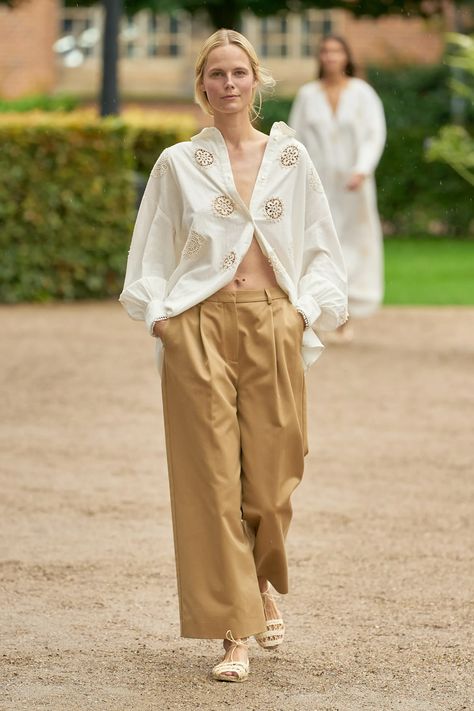 Haute Couture, Casual Everyday Outfits, Copenhagen Spring, Woman Over 40, Slow Clothing, Summer Prints Fashion, Spring Summer Fashion Trends, Fashion Trend Forecast, Color Trends Fashion