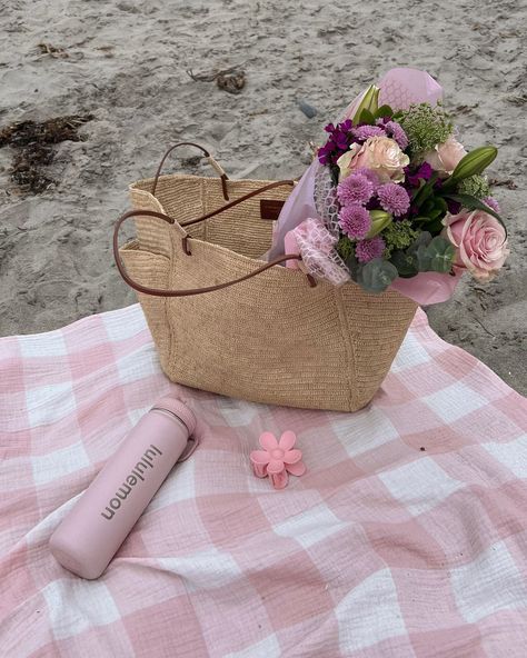 a few pink favs for amazon prime day 🌸🩷 1. Phone case 2. Picnic blanket 3. Clothing rack 4. Swimsuit 5. Blanket 6. Hair bow 7. Floral sheets 8. Purse 9. Decorative books all linked here: https://tr.ee/LhsaL8Sb5M Pink Aesthetic Outfits Vintage, Aesthetic Outfit Inspo Summer, Pink Outfit Aesthetic, Pink Aesthetic Outfit, Summer Outfits Girly, Feminine Style Girly, Floral Sheets, Aesthetic Outfits Vintage, Outfits Beach