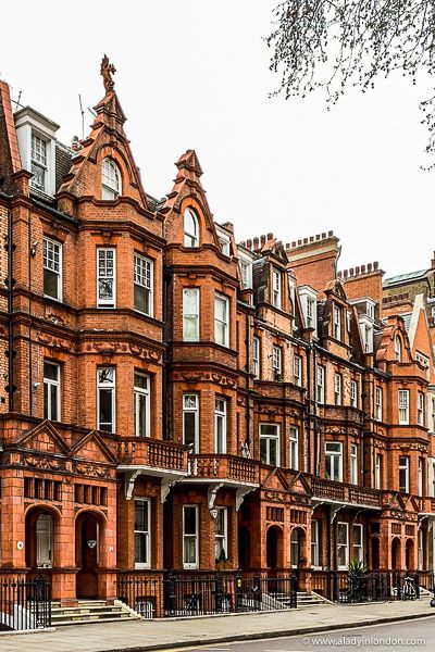 House In London Aesthetic, Chelsea London Houses, English Row Houses, Buildings In London, London Buildings Aesthetic, London Architecture Photography, Beautiful Buildings Architecture, Uk Buildings, British Buildings