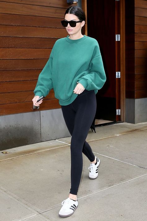 Kendall Jenner started wearing these black leggings years ago, and one editor has yet to find a pair that's more flattering. See and shop them here. Look Legging, Leggings Outfit Casual, How To Wear Sneakers, Black Leggings Outfit, Cute Outfits With Leggings, Party Kleidung, How To Wear Leggings, Legging Outfits, Sport Outfit