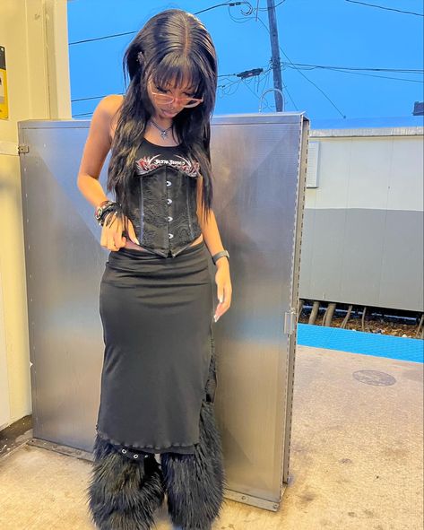 goth punk emo legwarmers long skirt fashion corset black woman black haid fang bangs Fang Bangs, Corset Alt, Long Black Skirt Outfit, Skirt Corset, Black Skirt Outfits, Fashion Corset, Corset Black, Long Skirt Fashion, Punk Emo