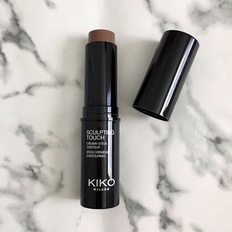 How To Glow🌟 on Instagram: “#kikomilano Sculpting Touch Creamy Stick Contour in the shade 201 ‘Chocolate’🍫 It might look dark on the swatch, but it’s super blendable…” Kiko Milano Makeup, Stick Contour, Kiko Cosmetics, Parfum Victoria's Secret, Makeup Materials, Makeup Is Life, Makeup Haul, Cream Contour, Kiko Milano