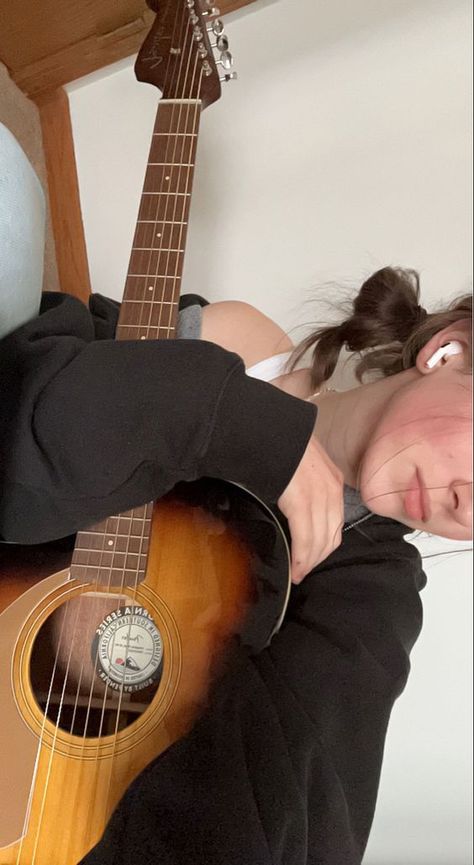 female guitarist Aesthetic Acoustic Guitar, Female Guitarist Aesthetic, Poses With Guitar, Playing Guitar Aesthetic, Lara Core, Acoustic Guitar Aesthetic, Guitarist Aesthetic, Guitarist Girl, Guitarist Photography