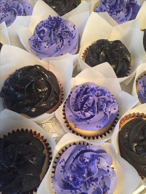 Black and purple cupcakes Black And Purple Theme Party, Sweet 16 Purple And Black Theme, Black And Purple Theme Birthday Party, Black And Purple Party Ideas, Black And Purple Cake Ideas, Purple And Black Themed Birthday Party, Euphoria Themed Snacks, Dark Purple Cupcakes, Purple And Black Party Theme