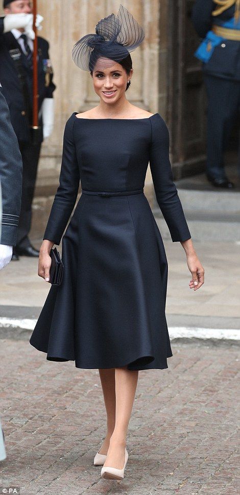 Curve ball: Based on the cut and style of Meghan's elegant bateauneck frock, royal watcher... #meghanmarkle Class Dress, Celebrity Inspired Dresses, Robes D'occasion, Prins Harry, Afrikaanse Mode, Formal Evening Gowns, Inspirational Celebrities, Gowns Online, Dresses Vintage