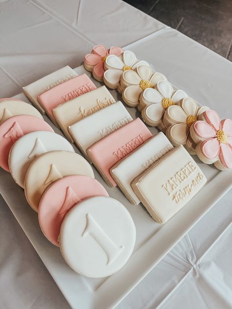 daisy flower decorated sugar cookies for a one year old daisy themed birthday party. #firstbirthdaygirl #firstbirthdayparty #decoratedcookies #birthdayparty Macaroon Birthday Party Theme, Flower Birthday Party Theme, Flower Birthday Cookies, Daisy Themed Birthday Party, One Year Old Birthday, First Birthday Theme Girl, First Birthday Cookies, Flower Birthday Party, 1st Birthday Girl Decorations