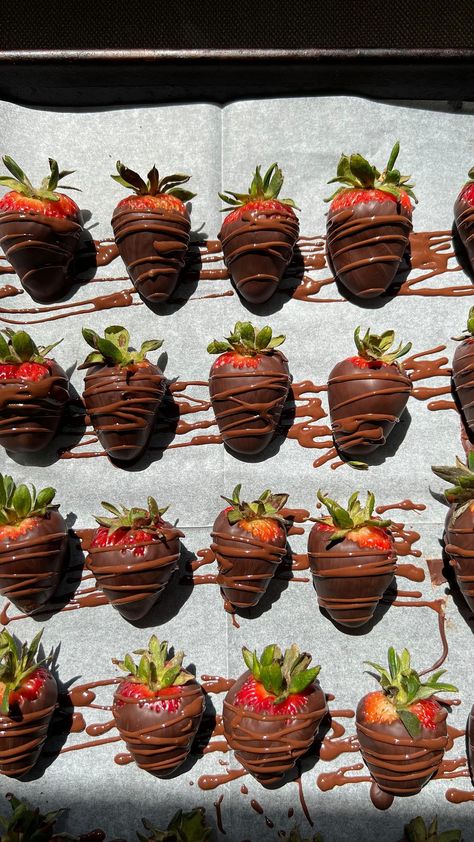 Strawberry Covered Chocolate Aesthetic, Aesthetic Birthday Food Ideas, Chocolate Covered Strawberry’s, Strawberry Covered Strawberries, Aesthetic Chocolate Covered Strawberries, Snacks To Make With Friends, Chocolate Strawberries Aesthetic, Chocolate Covered Strawberries Aesthetic, Perfect Chocolate Covered Strawberries
