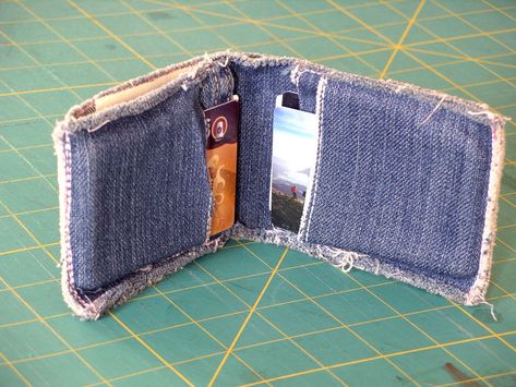 Denim is reasonably manly.  Wallets are manly.  Having extra cash in your wallet because you recycled old jeans to make a new wallet?  Dang manly. Diy Denim Wallet, Diy Jeans Refashion, Denim Wreaths, Recycle Denim, Tas Denim, Jeans Refashion, Desain Tote Bag, Denim Wallet, Denim Scraps