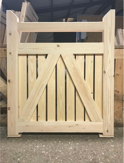 Wooden Entrance, Privacy Gate, Porch Gate, Pallet Picture Frames, Picket Gate, Wooden Garden Gate, Fence Gates, Pallet Frames, Diy Privacy Fence