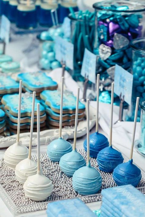 Color Blue Birthday Theme, Mamma Mia Cake Pops, Frozen Cake Pops Ideas, Aesthetic Blue Birthday, Cake Pops Baby Shower Boy, Blue Snacks For Party, Blue And White Birthday Theme, Blue Decorations Party Birthday Ideas, Blue Theme Birthday Party Decorations