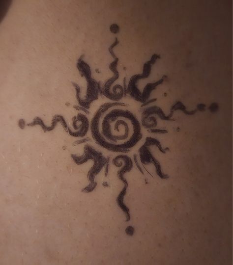 Bodypainting, Swirly Sun Drawing, Sun Tattoos Aesthetic, Sun Chaser Tattoo, Hand Tattoos Boho, Back Neck Sun Tattoo, Cool Sun And Moon Tattoos, Sun Tattoo Belly Button, The Moon And Sun Tattoo