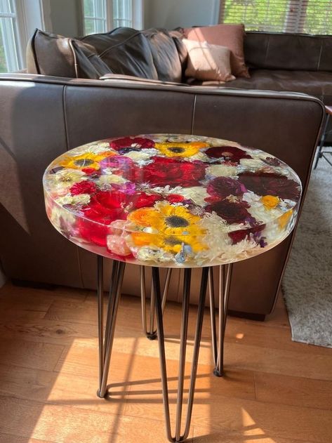 Table decor ideas Diy Resin Table, Resin Table Top, Resin Crafts Tutorial, Bouquet Preservation, Resin Furniture, Diy Resin Art, Personalized Decor, Resin Table, Table Flowers