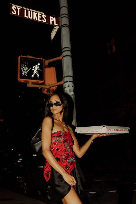 Iconic New York City (nyc) Lifestyle nighttime photoshoot with takeout pizza! Fashion forward photoshoot with New York Photographer Emily Denny throughout the city- stunning late night photoshoot vibes! Late Night Photoshoot, Nighttime Photoshoot, Night City Photography, City Fashion Shoot, Nyc Photoshoot Ideas, New York Photo Ideas, New York Photoshoot, Nyc Photo Ideas, City Fashion Photography