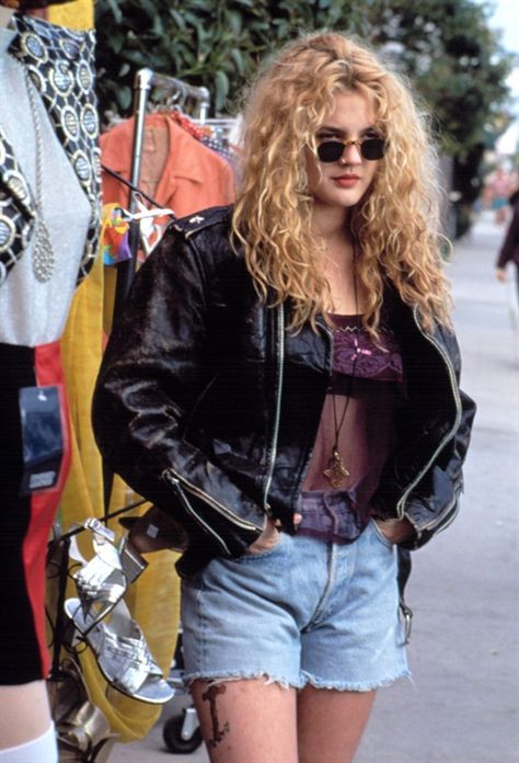 Celebrity look: 90s fashion icons 1990 Style, 90s Grunge Hair, Look Grunge, Mode Rihanna, 90s Fashion Grunge, Grunge Dress, Riot Grrrl, Look Retro, 1990s Fashion