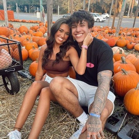 Pumpkin Patch Pics With Boyfriend, Pumpkin Patch Aesthetic Couple, Fall With Boyfriend, October Couple Photoshoot, Pumpkin Patch Instagram Pictures, Couple Fall Photoshoot, Pumpkin Patch Photography, Fall Couple Pictures, Shoots Ideas