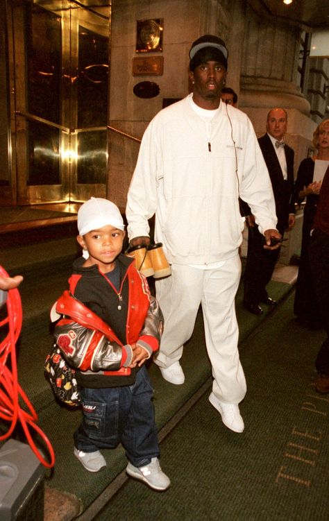 P. Diddy's 1990s hip hop style in 17 vintage snaps | Vogue Paris 90s Fashion Outfits 1990s Style, Justin Combs, 90s Fashion Outfits 1990s, Hip Hop Style Outfits, Billboard Charts, 1990s Hip Hop, Looks Hip Hop, 90’s Outfits, Sean Combs