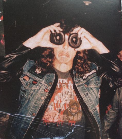 Chuck Schuldiner takes life very seriously. Chuck Schuldiner Rare, Chuck Schuldiner 80s, 80s Metalhead Aesthetic, 80s Metalhead, Chuck Schuldiner, Hardcore Style, Arte 8 Bits, Joan Jett, Music Images