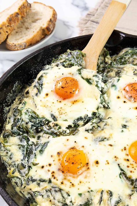 Essen, Baked Eggs Florentine Casserole, Baked Eggs Florentine, Savory Egg Recipes, Breakfast Spinach Recipes, Egg Main Dishes Dinners, Ricotta Eggs Breakfast, French Meals Traditional, Eggs With Spinach Breakfast