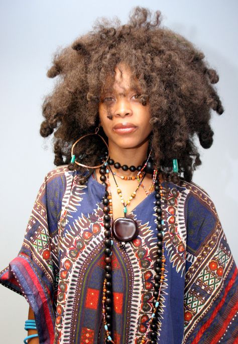 Erykah Badu Style, Erykah Badu, Pelo Afro, Photographie Portrait Inspiration, Estilo Hippie, Neo Soul, Afro Punk, Hair Reference, Hippie Style