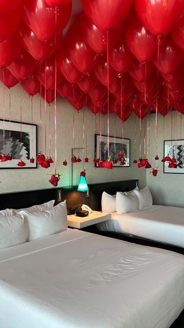 Roses In Balloons, Balloons With Roses Hanging, Romantic Bed Set Up, Balloons With Flowers Hanging, Roses Hanging From Balloons, Roses Hanging From Ceiling, Balloons With Pictures Attached, Welcome Home Balloons Ideas, Just Married Room Decoration