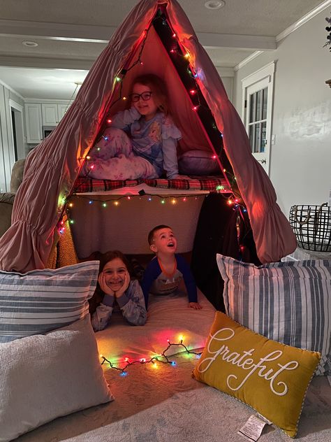 DIY indoor kids fort. Indoor Blanket Fort, Easy To Make Forts, Crazy Forts Ideas, Easy Fort Ideas Indoor, Sofa Fort Ideas, Easy Forts To Make, Fort Ideas Indoor Living Rooms, Easy Forts Indoor, Fort In Living Room