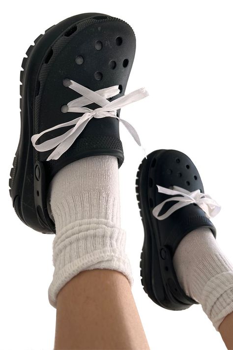 Crocs With Shoelaces, Laced Up Crocs, One Shoes For All Outfit, Crocs With Heels, Crocs Fits Aesthetic, Crocs With Laces, Crocs Asthetics Outfit, Styling With Crocs, Styling Black Crocs