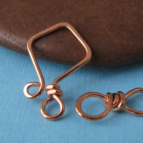 Making a handmade clasp for your jewelry piece is another way to add a unique closure to a handcrafted piece. This collection of great handmade clasps for jewelry making are some examples to the types of styles and looks you can create. Wire Clasp, Handmade Jewelry Findings, Copper Wire Jewelry, Jewelry Clasps, Wire Work Jewelry, Jewelry Techniques, Handmade Wire Jewelry, Work Jewelry, Wire Weaving