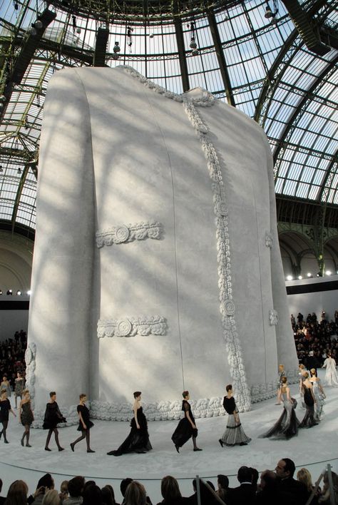 Chanel Fashion Show Sets | POPSUGAR Fashion Jasmin Tookes, Foto Glamour, Drømme Liv, Fashion Dream Job, Chanel Runway, Mode Chanel, Chanel Jacket, Model Lifestyle, Career Fashion