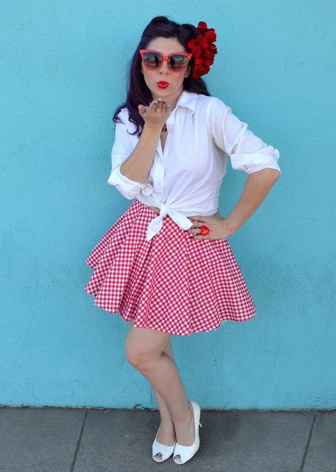 A step by step guide to creating a DIY retro-inspired, rockabilly style, pin-up girl Halloween costume. Diy 50s Outfit, Retro Costume Ideas 80s, 50s Costume Ideas, Diy 50s Costume Women, Rock And Roll Outfits 50s, 50s Costume Women, Retro Costume Ideas, Pin Up Girl Halloween Costume, Disfraz Rock And Roll