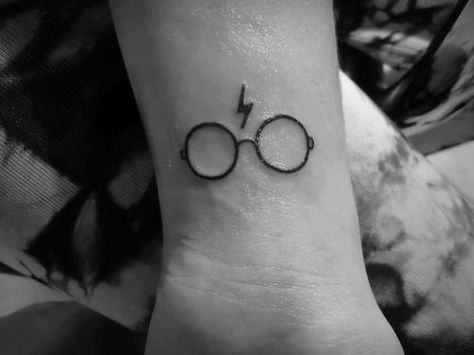 20 Awesome Minimalist Harry Potter Tattoos.  Glow in the dark "I solemnly swear I'm up to no good" is definitely the best Disney Tattoos, Harry Potter Tattoos, Hp Tattoo, 100 Tattoo, Harry Potter Tattoo, Piercing Tattoo, Get A Tattoo, Love Tattoos, Beautiful Tattoos