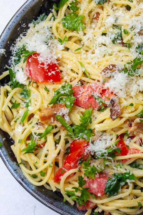 Try this easy spaghetti carbonara without cream for a summer twist on a classic. We added spinach and fresh tomatoes for a healthier, vibrant touch. Just 20 minutes, Veggie Carbonara, Spinach Carbonara, Tomato Carbonara, Best Carbonara Recipe, Traditional Carbonara Recipe, Easy Spaghetti Carbonara, Vegetable Meals, Spaghetti With Spinach, Spaghetti Carbonara Recipe