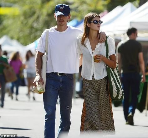 Kaia Gerber's Effortlessly Stylish Look with Austin Butler in LA on Oct 16,2023 - Yoit Blog Kaia Gerber Austin Butler, Austin Butler And Kaia Gerber, Kaia Gerber Outfits, Kaia Gerber Street Style, Farmers Market Outfit, Kaia Gerber Style, 15 October, Spring Fits, Kaia Gerber