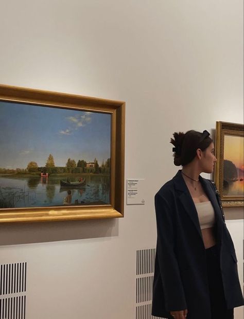 Photography Poses Aesthetic, Aesthetic Art Museum, Museum Sculpture, Art Gallery Outfit, Museum Outfit, Poses Aesthetic, Outfit Photography, Museum Photography, Pics Aesthetic