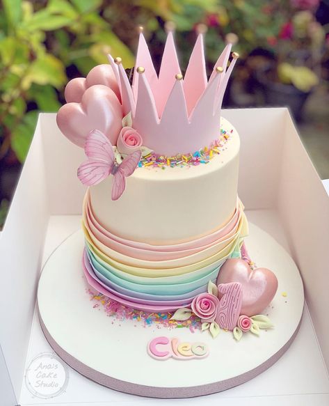 Princess Unicorn Cake, Happy Birthday Princess Cake, Princess Torte, Kue Disney, Torturi Baby Shower, Queens Birthday Cake, Girly Birthday Cakes, Girls First Birthday Cake, Tiara Cake