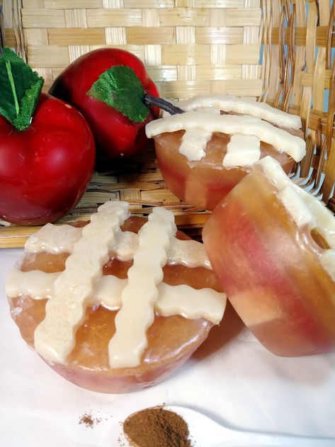 Homemade Apple Pie Soap Tutorial for Fall Gifts - Soap Deli News Apple Soap, Soap Making Tutorials, Homemade Teacher Gifts, Savon Diy, Fall Soaps, Soap Melt And Pour, Homemade Apple Pie, Natural Skincare Recipes, Soap Tutorial