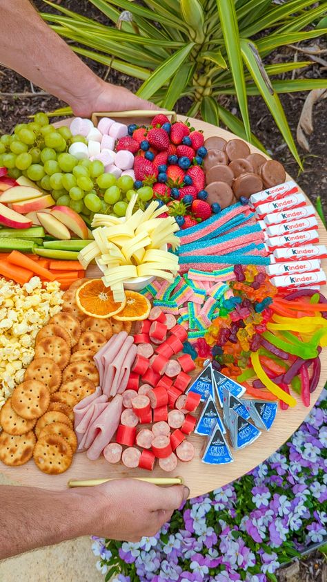 Snacks Board Ideas, Kids Snack Platter Ideas, Cute Birthday Food Ideas, Birthday Snack Table Ideas, Kids Party Platter, Easy Food For 1st Birthday Party, Kids Graze Table, Snack Table Ideas Party Kids, Morning Birthday Party Food