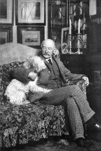 Thomas Hardy and his wife. Or boyfriend. Or dog. Whatever. It seems intimate. Ernest Hemingway, Writers And Poets, Jrr Tolkien, Wire Fox Terrier, Thomas Hardy, Book Writer, Famous Authors, Fox Terrier, Vintage Dog