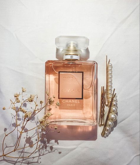 #flatlay #perfume #cocochanel #chanel #aesthetic Flat Lay Photography Perfume, Chanel Perfume Photography, Fragrance Flatlay, Perfume Bottles Aesthetic, Luxury Flatlay, Perfume Aesthetic Photography, Perfume Flatlay, Aesthetic Perfumes, Girls Perfume