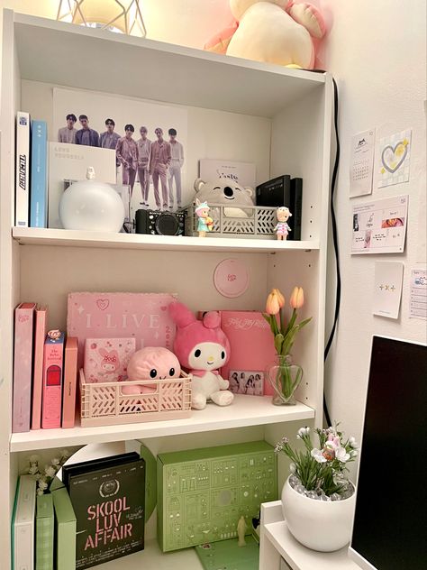 Shelves Organization Ideas Bedroom, K Pop Album Shelf Aesthetic, Things To Put On Shelves Bedroom, Aesthetic Room Decor Shelves, Kpop Shelf Aesthetic Minimal, Shelf Decor Ideas Aesthetic, K Pop Bookshelf, White Shelf Aesthetic, Book Shelf Decor Aesthetic