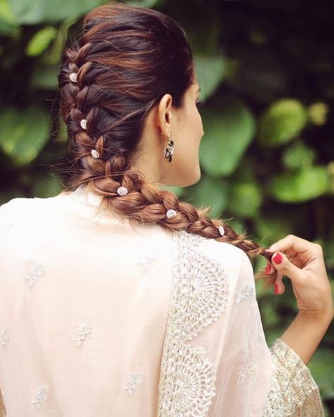 Introducing 85+ Bridal Hairstyles for Mehendi Cerremony. #shaadisaga #indianwedding #bridalhairstyle #mehendihairstylebride #mehendihairstylebridessimple #mehendihairstylebridebraids #mehendihairstylesimple #mehendihairstylebridal #mehendihairstyleindian #mehendihairstyleforshorthair #mehendihairstylepakistani #mehendihairstylebridesmaid #mehendihairstylebarids #mehendihairstylebridesfront #mehendihairstylebrideswithtiara #mehendihairstylebridesstraighthair #mehendihairstylefloral Mehendi Hairstyles, Marriage Hairstyles, Indian Bridal Hair, Hair Doos, Hair Style On Saree, Diy Hairstyles Easy, Beauty Hair Color, Bollywood Hairstyles, French Braid Hairstyles