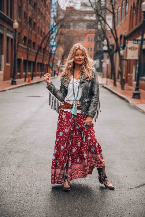 Ageless and fabulous! ✨ Explore Boho Style Over 50 in our latest blog. Learn the art of mixing textures, layering with ease, and embracing the carefree spirit of the hippie era. Elevate your fashion game effortlessly! 🌈 #BohoElegance #Over50Fashion Linda V Wright, Stile Hippie Chic, Moda Over 50, Bohemian Schick, Mode Country, Boho Fall Outfits, Look Hippie Chic, Estilo Hippie Chic, Boho Queen