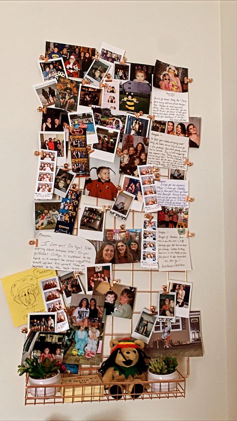 for the college mems Dreams Collage Ideas, Photos Of Friends Aesthetic, Photo Wall Collage Memories, Cute Stuff To Put On Your Wall, Wall Decor Photo Collage, Photo Board Collage, Picture Display Ideas Bedroom, Random Wall Collage, Dorm Room Ideas Picture Wall