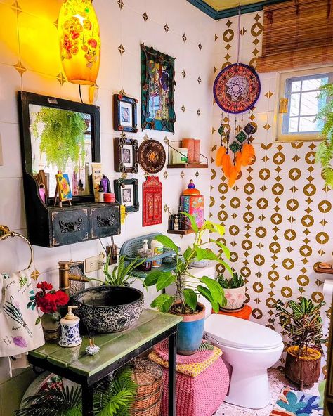 Boho Maximalist Bathroom, Cozy Guest Bathroom, Colorful Maximalist Decor Bathroom, Small Retro Bathroom, Bathroom Maximalist Decor, Electric Bathroom Decor, Colorful Frames On Wall, Eclectic Maximalism Bathroom, Early 2000s Bathroom