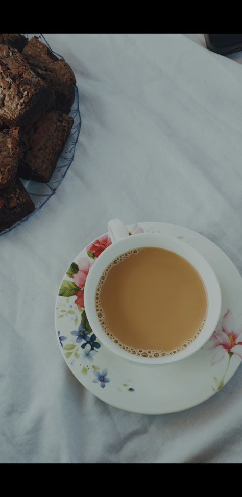 Tea and brownies picnic party with friends aesthetic Brownies, Tea, Party With Friends Aesthetic, With Friends Aesthetic, Party With Friends, Friends Aesthetic, Picnic Party, With Friends, Quick Saves