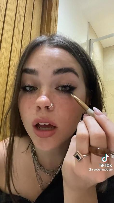 How To Get Perfect Eyeliner, Edgy Make Up Looks, Everyday Makeup Grunge, Hot Make Up Looks, Grunge Everyday Makeup, Double Up Eyeliner, Villan Makeup Looks, Grunge Natural Makeup, Grunge Messy Makeup