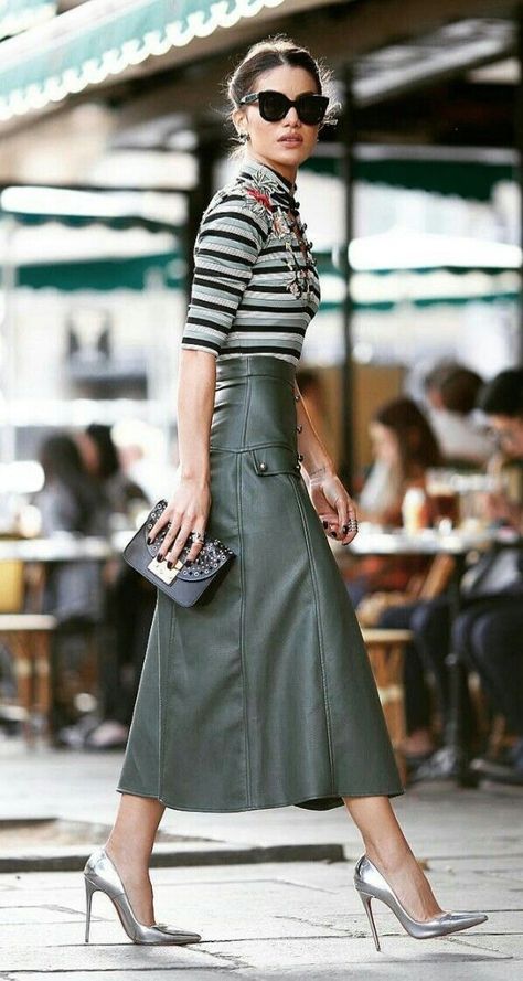Green Leather Skirt, Rok Outfit, Leather Skirt Outfit, Paris Mode, Paris Fashion Week Street Style, Mode Chic, Chic Outfit, Looks Chic, 가을 패션