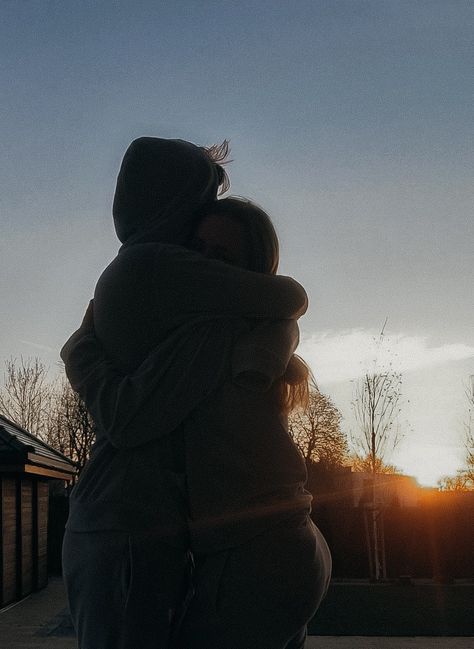 Cute Hugging Couple Photos, Cute Couple Hugging Sunset, Hugs From Behind Couple Aesthetic, Cute Hugging Pictures Couple, Big Hug Aesthetic, Hugs Astetic, Reunion Aesthetic Hug, Hug Couples Goals Aesthetic, Hug Astethic